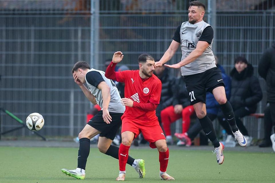 Mit RW Hadamar auf Hessenliga-Kurs: Spielertrainer Maurice Burkhardt (r., in der Mitte Alim Göcek vom Türkischen SV, daneben Burkhardts Teamgefährte Raoul Petak) kommt am Sonntag als Tabellenführer zum SV Wiesbaden. Archivfoto: Frank Heinen Mit RW Hadamar auf Hessenliga-Kurs: Spielertrainer Maurice Burkhardt (r., in der Mitte Alim Göcek vom Türkischen SV, daneben Burkhardts Teamgefährte Raoul Petak) kommt am Sonntag als Tabellenführer zum SV Wiesbaden. Archivfoto: Frank Heinen