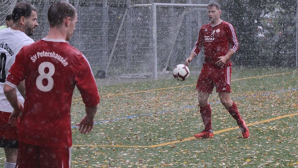 Duschen vor dem Duschen: Beim Spiel Türk Dachau gegen Petershausen goss es in Strömen.