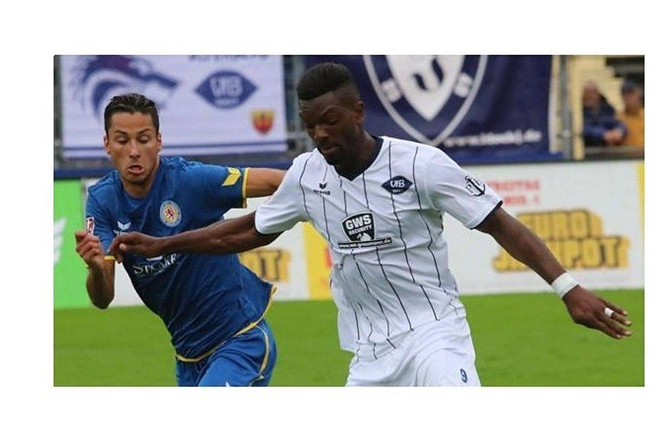 Einziger 90-Minuten-Einsatz in dieser Saison: Conrad Azong (rechts) gegen Braunschweigs U23 Piet meyer