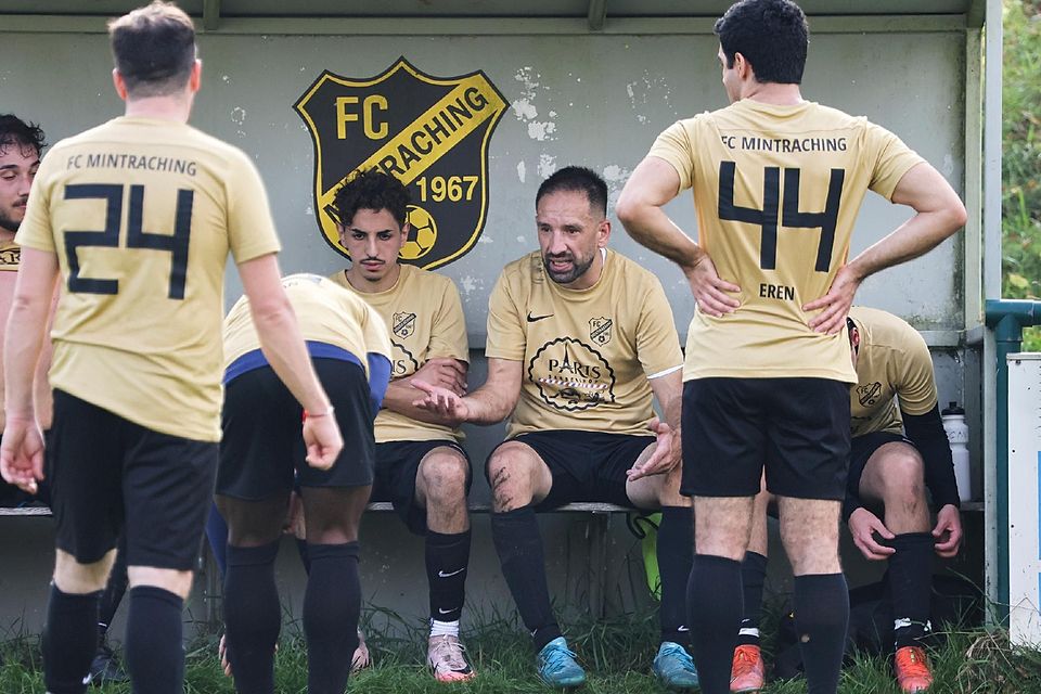 Was ist los, Jungs? Mintrachings Coach Martin Juric (3. v. r.) redet seiner Mannschaft ins Gewissen. Eching II siegte 2:0.