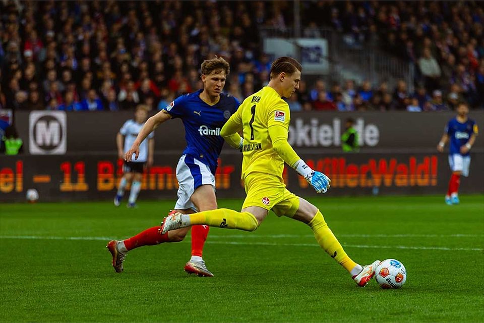 Phil Harres (Holstein Kiel) setzt Kaiserslauterns Keeper Jörg Krahl unter Druck.
