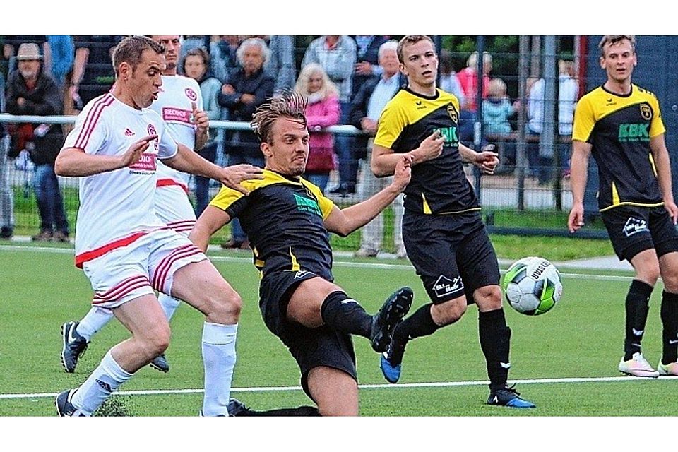 Mittelfeldspieler Cedric Lühmann, Neuzugang vom 1. FC Schinkel (Mitte), trifft für den TSV Altenholz im letzten Gruppenspiel gegen den Gettorfer SC II zur 1:0-Führung. Am Ende gewann der TSV 6:0. Foto: Pil