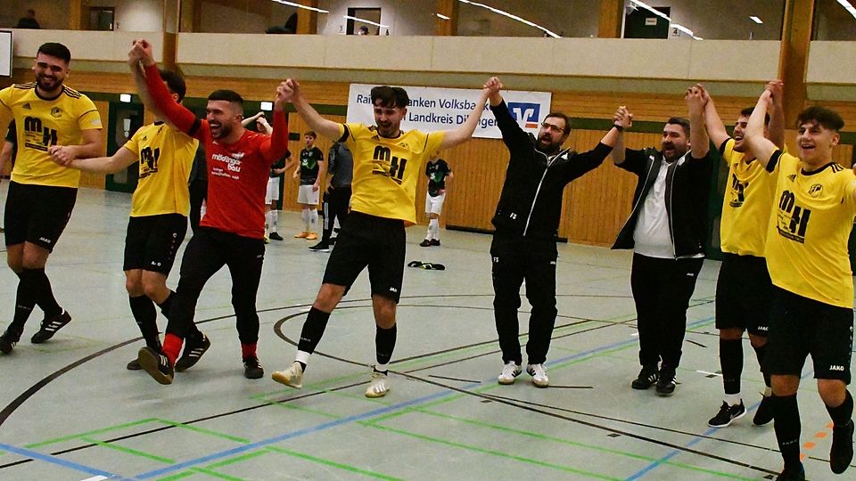 So feierte der FC Lauingen den Titelgewinn bei der Dillinger Hallen-Landkreismeisterschaft.