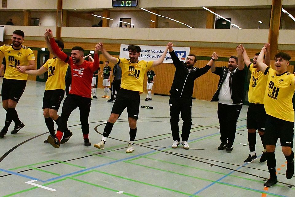 So feierte der FC Lauingen den Titelgewinn bei der Dillinger Hallen-Landkreismeisterschaft.