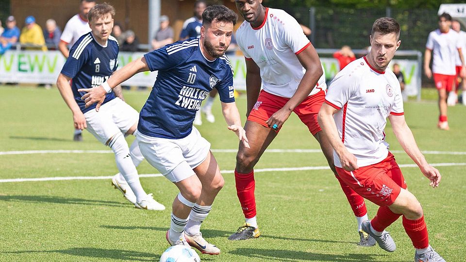 Spielte zunächst in der Spitze, kam dort aber nicht zu Torchancen: Dogukan Türkmen (blaues Trikot).