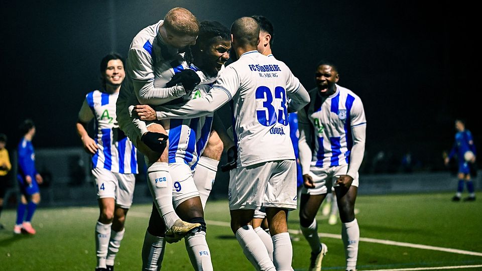 Großer Jubel nach der Entscheidung: Christivi Masombo trifft zum 4:0 für den FC Süderelbe.