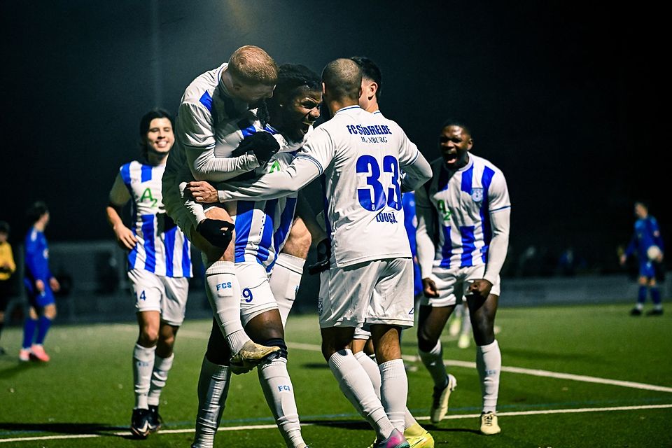 Großer Jubel nach der Entscheidung: Christivi Masombo trifft zum 4:0 für den FC Süderelbe.