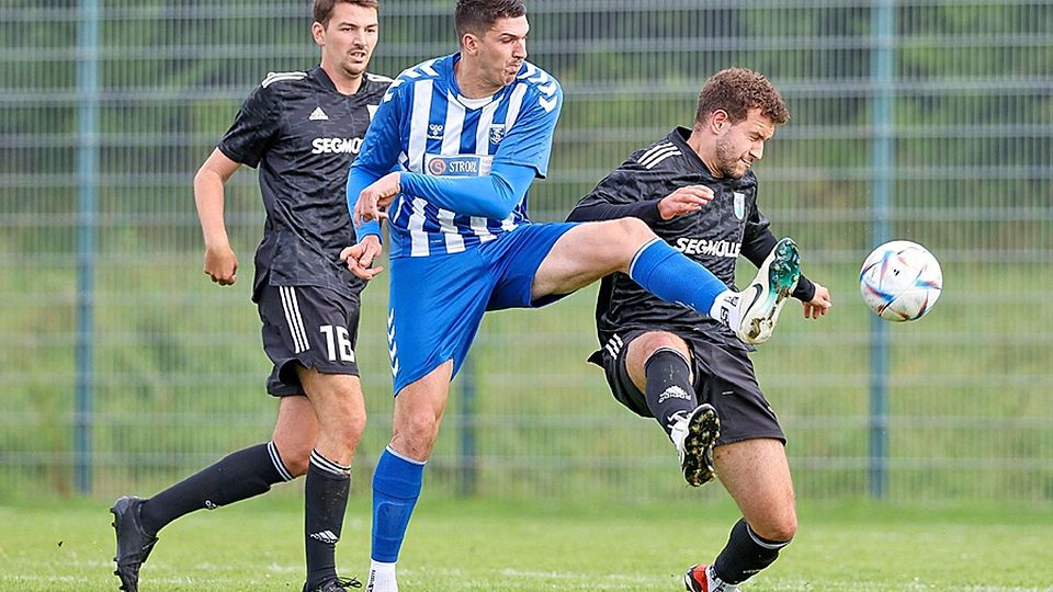 Marco Bergmair (TSV Inchenhofen, blaues Trikot) setzt sich hier gegen Maximilian Heckl (TSV Friedberg) durch. Bergmair brachte die Gäste in der 14. Minute in Führung. 