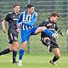 Marco Bergmair (TSV Inchenhofen, blaues Trikot) setzt sich hier gegen Maximilian Heckl (TSV Friedberg) durch. Bergmair brachte die Gäste in der 14. Minute in Führung. 