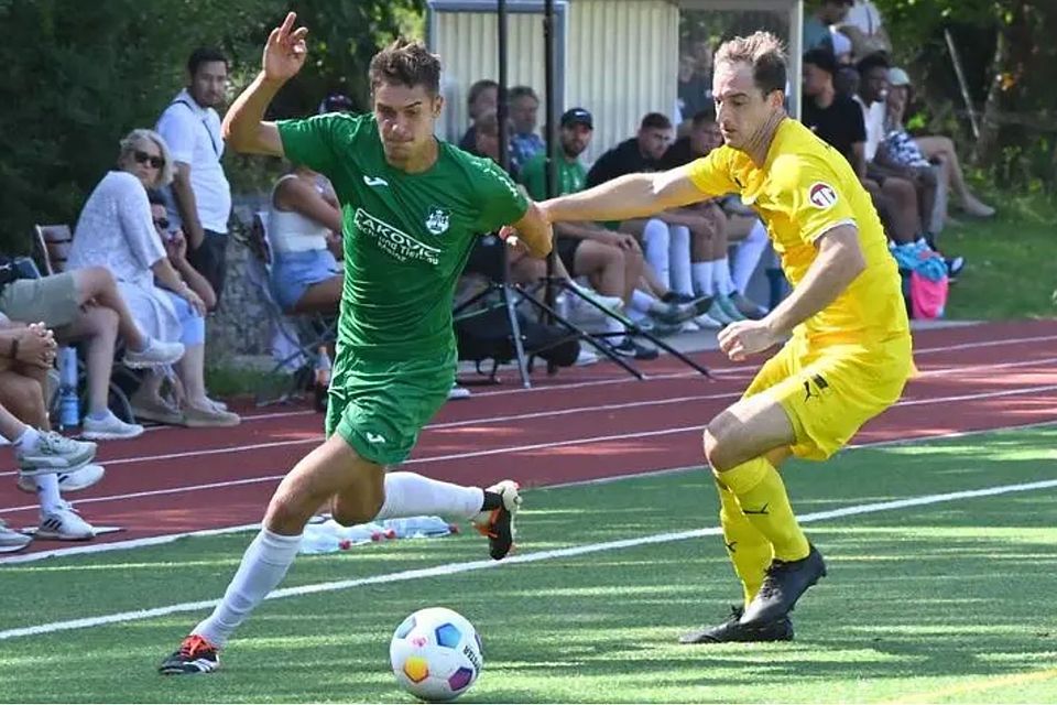 Wettlauf vor der BanK: Marienborns Alexander Markiefka (grünes Trikot) und der Waldalgesheimer Daniel Braun.