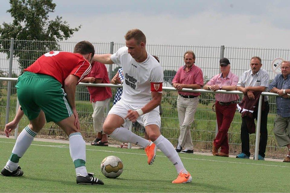 Ungefährdet, aber ohne zu glänzen, setzte sich der ETSC um Spielführer Marcel Radschuweit (r.) im Viertelfinale durch., Foto: Brackhagen