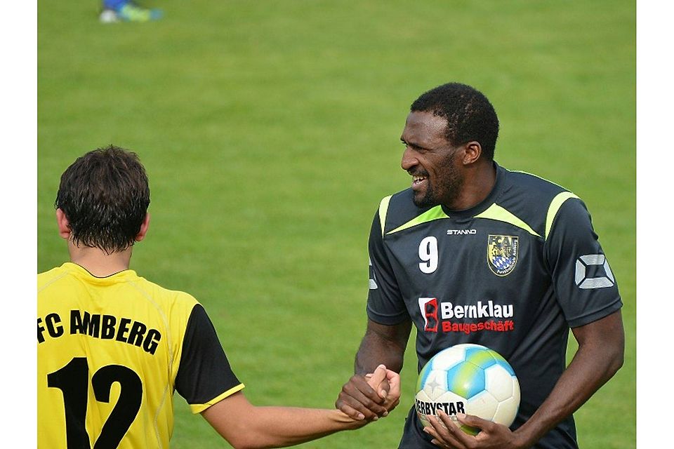 Auf Wiedersehen! Ex-Profi Francis Kioyo (r.) und der FC Amberg lösten im beiderseitigen Einvernehmen den Vertrag des 34-Jährigen auf. F: Christian Eberhardt