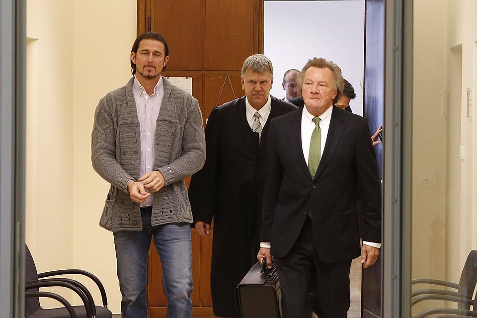 Der ehemalige Torwart des FSV Mainz 05 (links) mit Anwalt und 05-Vorsitzenden Harald Strutz beim Verlassen des Gerichtssaals. Foto: S. Kopp.