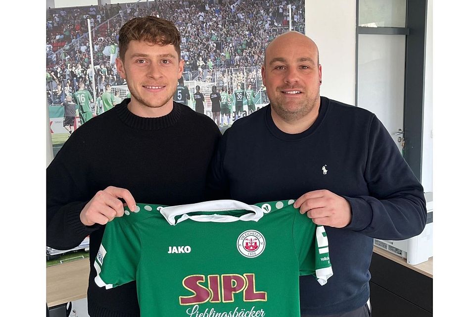 Eichstätts Sportlicher Leiter Tobias Grimm (re.) begrüßt Neuzugang Markus Müller.