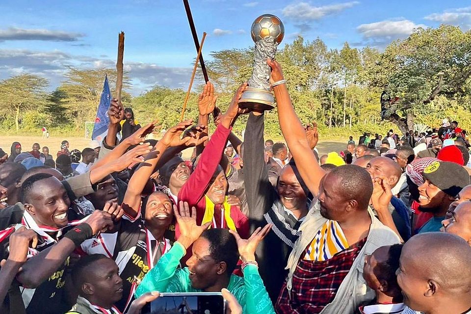 Das Massai Lodge Team bejubelt mit seinen Fans den Gewinn des Hatari Cup. Ein Erfolg, der mit dem Sieg im bayerischen Landespokal vergleichbar ist, und der zeigt, was für eine Entwicklung der Fußballplatz in Ngabobo für die Jugendlichen angestoßen hat.