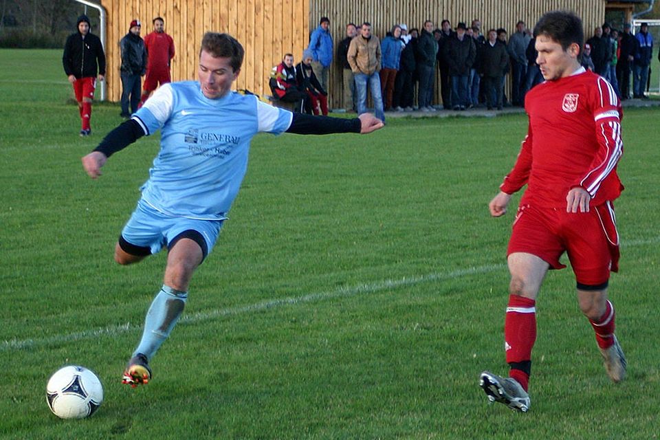 Während Schwabegg mit Ludwig Ziegler (in Blau) spielfrei ist, will der Türk SV Bobingen (in Rot Mustafa Cavusoglu) gegen den TSV Göggingen bestehen.	Foto: Stahl