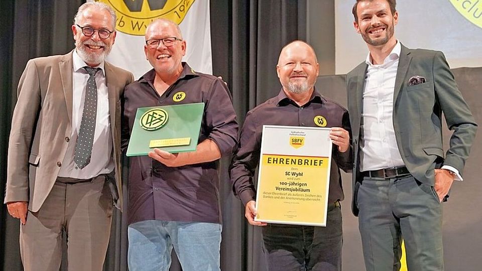 Die Ehrenplakette vom DFB und den Ehrenbrief des Südbadischen Fußballverbands gab es für den SC Wyhl: Peter Welz, Pascal Ruf, Simon Ehret und André Olveira-Lenz (von links).