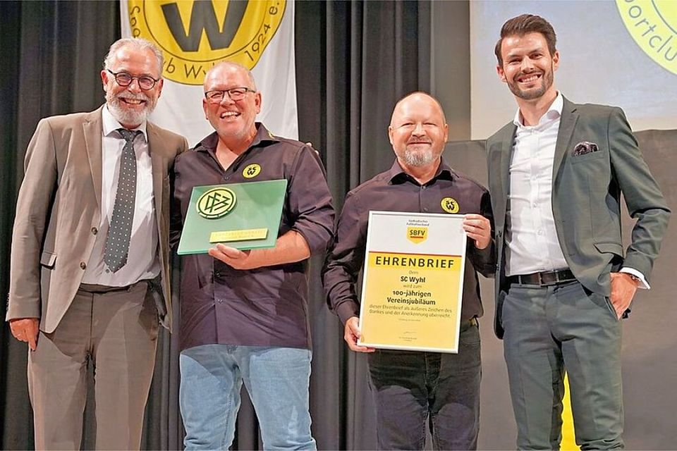 Die Ehrenplakette vom DFB und den Ehrenbrief des Südbadischen Fußballverbands gab es für den SC Wyhl: Peter Welz, Pascal Ruf, Simon Ehret und André Olveira-Lenz (von links).