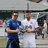 Roland Henrichs (links) überreicht Mathias Lierhaus die Torjägerkanone. Gemeinsam mit dem Burgaltendorfer Kreshnik Vladi erzielte der Kapitän von Blau-Weiß Mintard 19 Treffer in der Landesliga, Gruppe 1 in der abgebrochenen Saison 2019/2020.