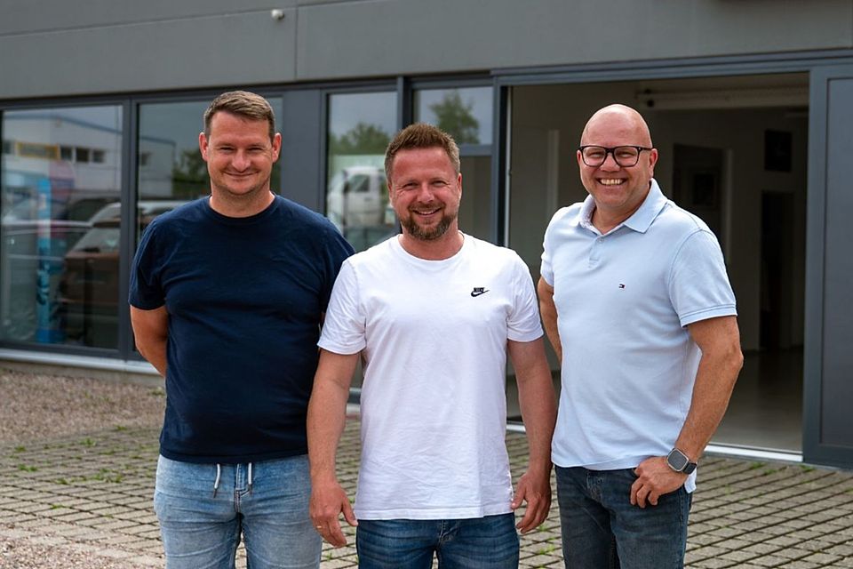 Sportlicher Leiter Daniel Nehrlich (links) und Präsident Daniel Barth freuen sich über den Rückkehrer auf der Trainerbank.