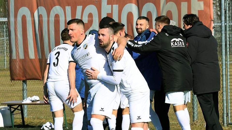 Früher Torjubel: Andrej Skoro und Valentino Gavric (v.l.) freuen sich wie die Spieler auf der Ersatzbank über das 1:0 des SV Planegg-Krailling.