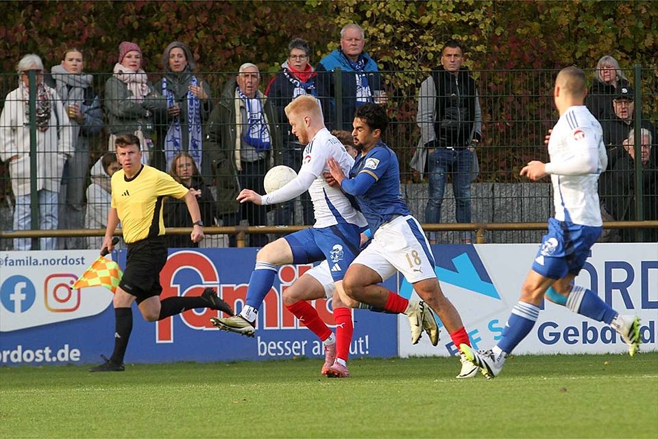 An Jark Decker (TuS Rotenhof) war kaum vorbei zu kommen. Ali Abdulla (Holstein Kiel II) bleibt hängen.