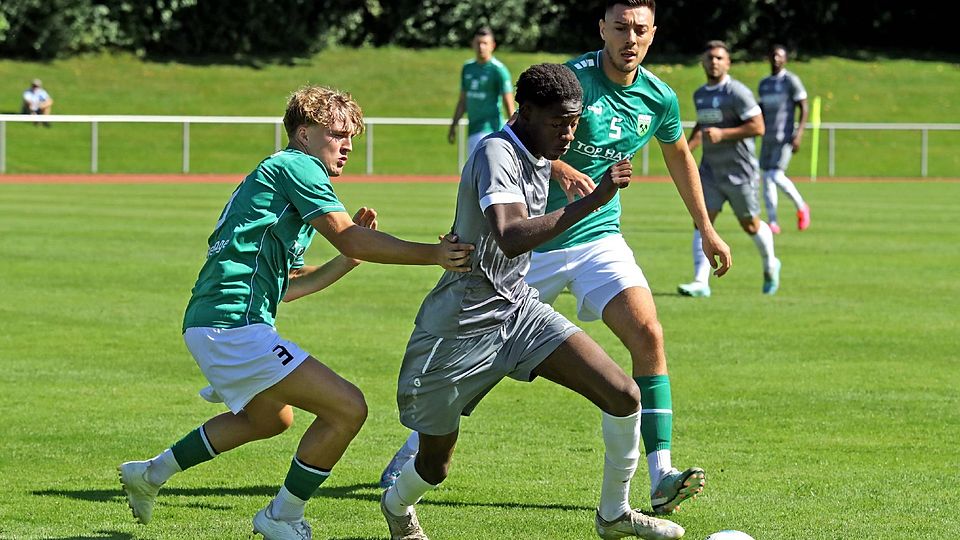 Nur schwer unter Kontrolle zu bekommen: Der Wolfratshausener Adama Diarra entwischt den Penzbergern Emil Mergenhagen (l.) und Mirko Ramcic.