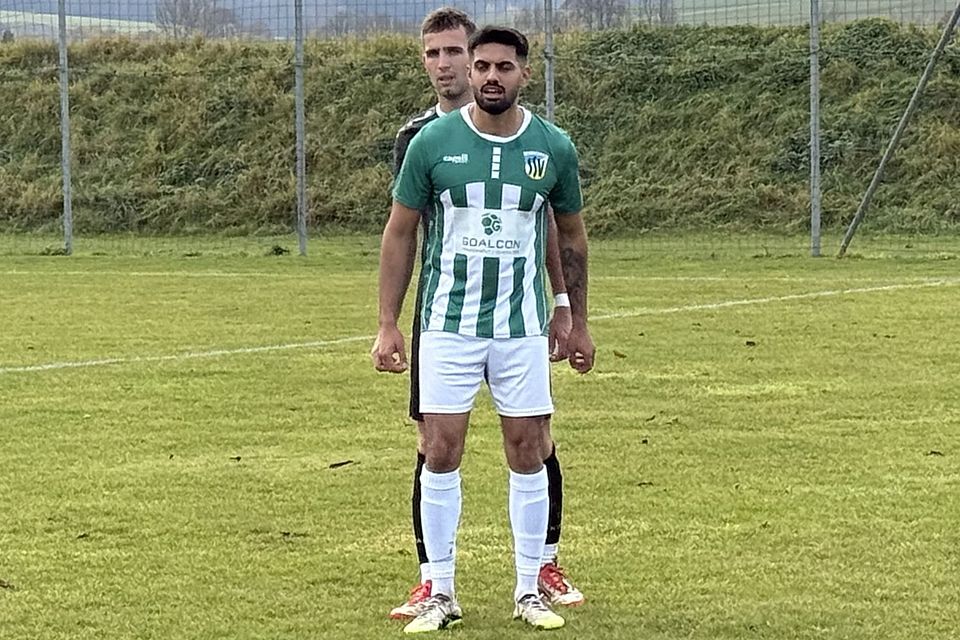 Hatte mit seinem sehenswerten Führungstreffer großen Anteil am wichtigen Punktgewinn seines Teams in Holzkirchen: Dillingens Jasjot Padda (im Vordergrund)