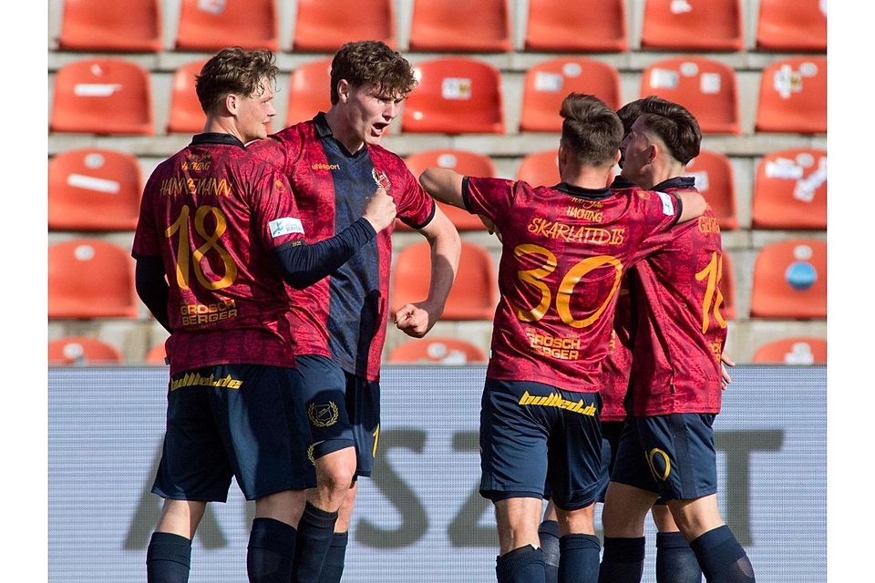 Gelungenes Heimspieldebüt: Torschütze Richard Meier (2.v.l.) nach dem 2:0 mit Tim Hannemann, Simon Skarlatidis und Mike Gevorgyan (v.l.).