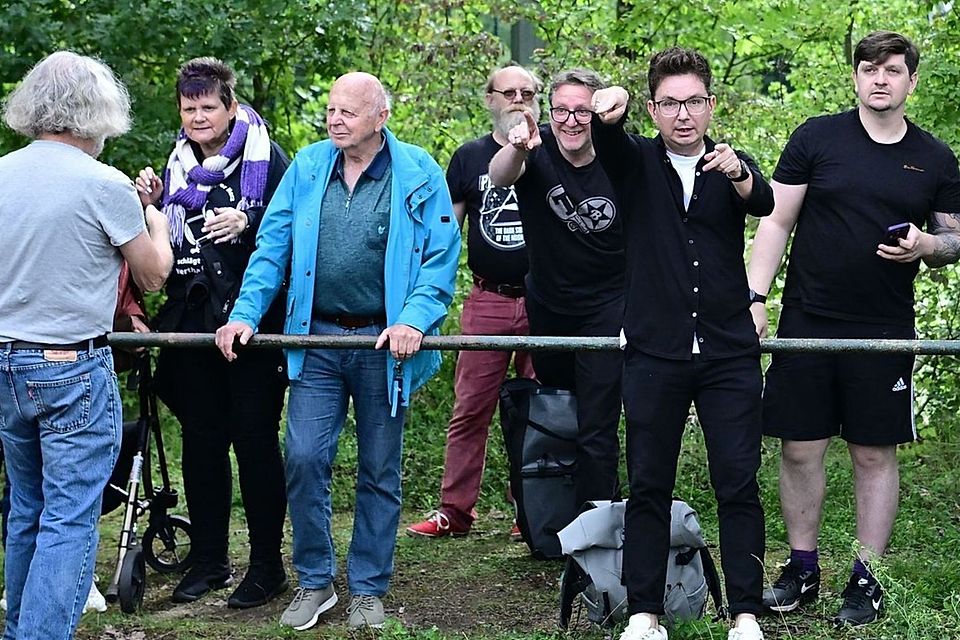 Vorstandsmitglied Ariel Gala (zweiter vo re) fiebert mit Tebe Fans mit