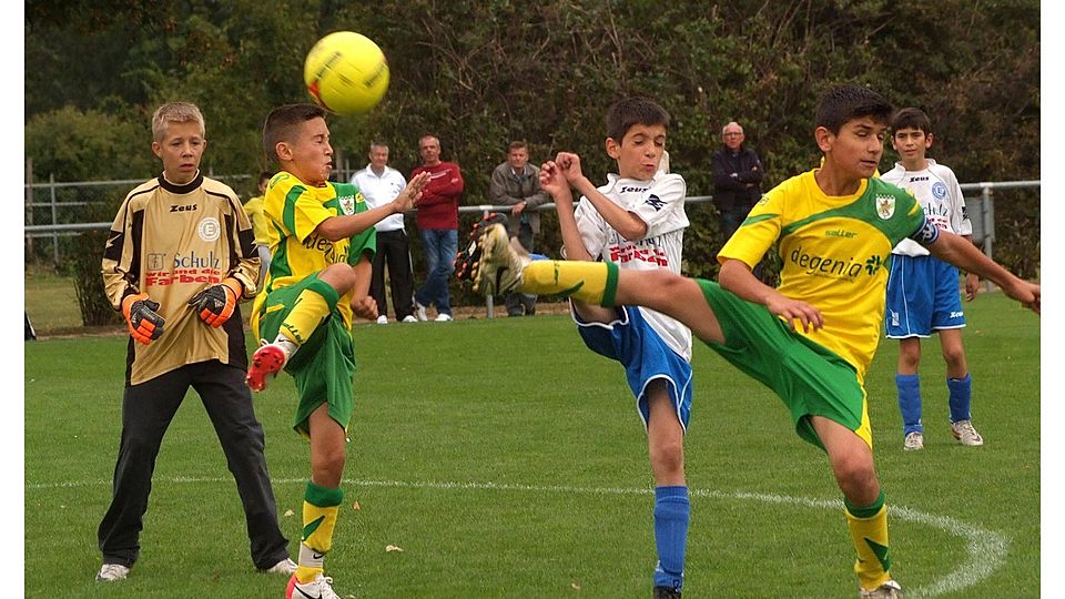 Noch Gegner, bald Mannschaftskollegen: die jungen Fußballer von TSV Degenia (gelbe Trikots) und Eintracht Kreuznach.	Archivfoto: Heidi Sturm