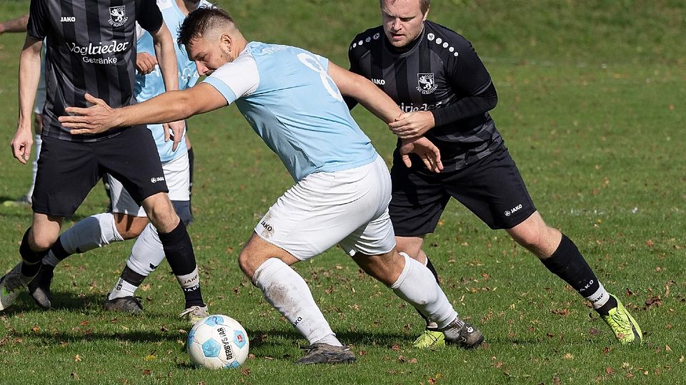 Bahn frei für Hohenlinden und Sebastian Ittlinger (weiße Hose), die ihr Heimspiel gegen den TSV Egmating (Jan Forster, re.) mit 2:0 Toren  gewannen.