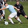 Bahn frei für Hohenlinden und Sebastian Ittlinger (weiße Hose), die ihr Heimspiel gegen den TSV Egmating (Jan Forster, re.) mit 2:0 Toren  gewannen.