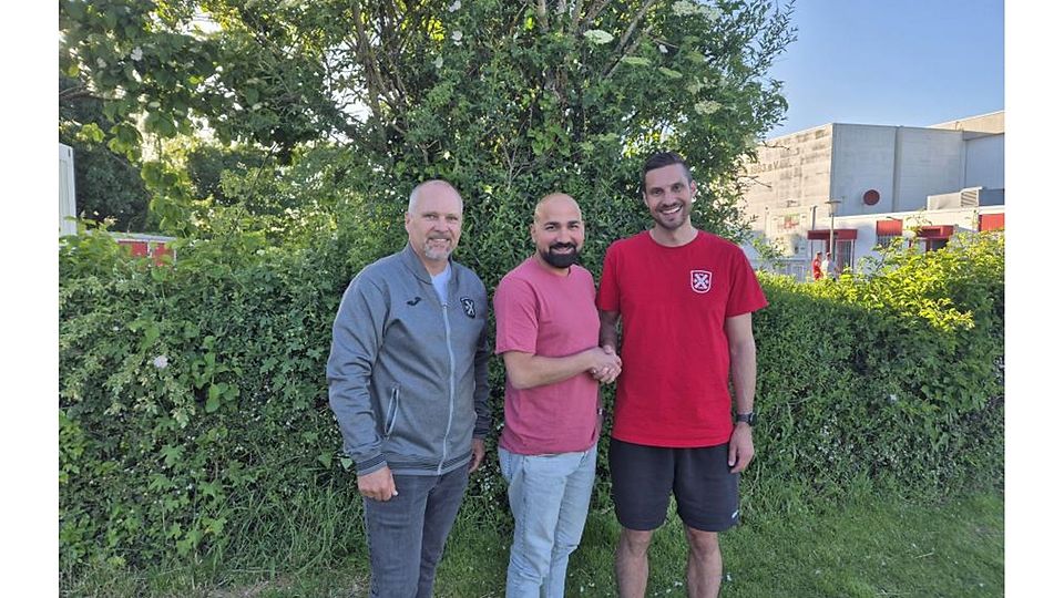 Ümit Erdem und der Sportliche Leiter des TV Lamperthein, Sebastian Steffan (rechts), besiegeln per Handschlag die Zusammenarbeit. (Archiv)	Foto: TV Lampertheim