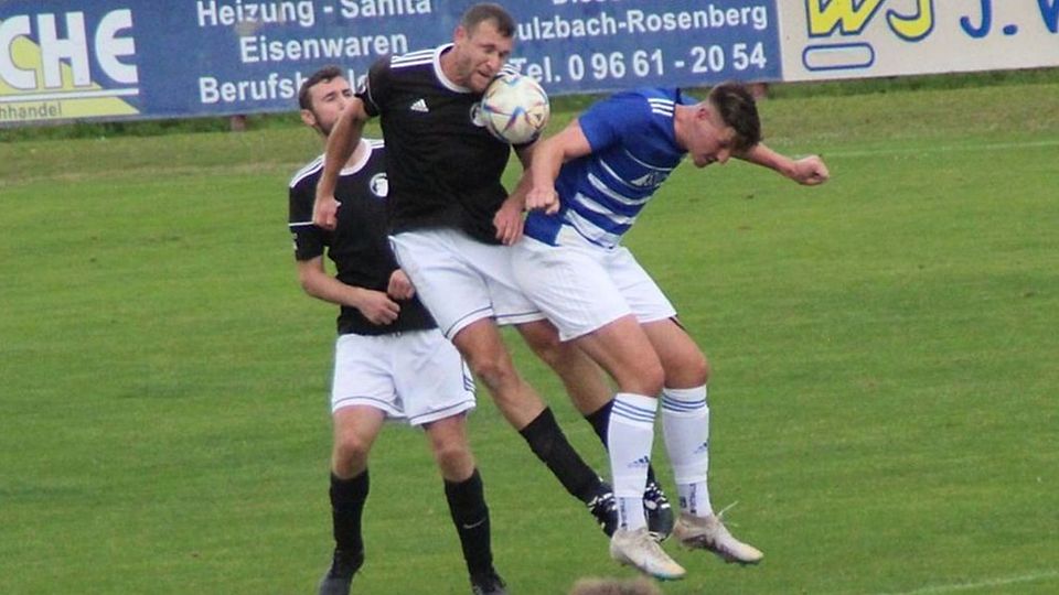Am heimischen Hahnenkamm will der FC Edelsfeld (in Schwarz-Weiss) dem favorisierten Gast aus Rosenberg (in Blau-Weiss) wichtige Zähler im Kampf um den Klassenerhalt abknöpfen.