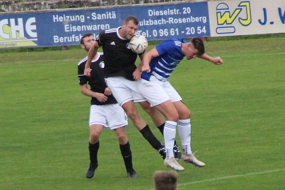 Am heimischen Hahnenkamm will der FC Edelsfeld (in Schwarz-Weiss) dem favorisierten Gast aus Rosenberg (in Blau-Weiss) wichtige Zähler im Kampf um den Klassenerhalt abknöpfen. Am heimischen Hahnenkamm will der FC Edelsfeld (in Schwarz-Weiss) dem favorisierten Gast aus Rosenberg (in Blau-Weiss) wichtige Zähler im Kampf um den Klassenerhalt abknöpfen.