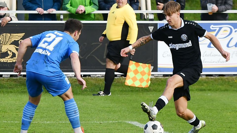 Schwabmünchens Matteo di Maggio (rechts) tanzte auch den Duracher Patrick Littig aus und leitete mit dem 2:2 die Wende im Spitzenspiel ein.