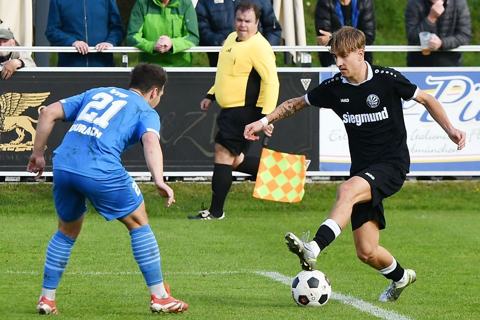 Schwabmünchens Matteo di Maggio (rechts) tanzte auch den Duracher Patrick Littig aus und leitete mit dem 2:2 die Wende im Spitzenspiel ein. Schwabmünchens Matteo di Maggio (rechts) tanzte auch den Duracher Patrick Littig aus und leitete mit dem 2:2 die Wende im Spitzenspiel ein.