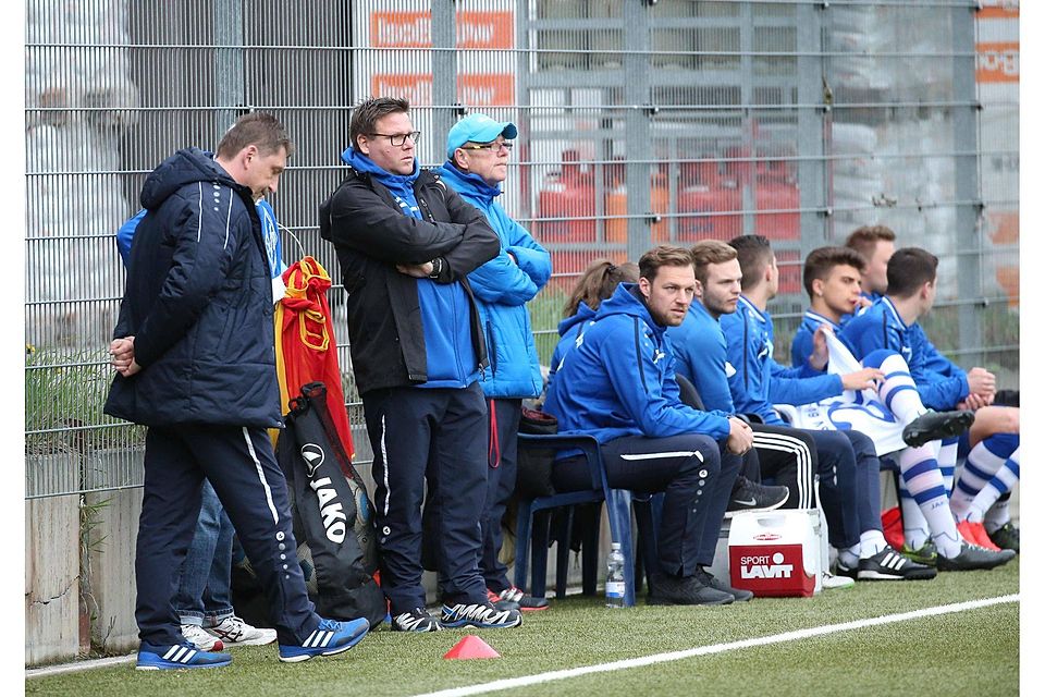 Konsternierte Blicke aufs Spielfeld: Die Böblinger Trainerbank mit Bernd Gluiber (2. von links) am vergangenen Freitag bei der 0:2-Niederlage in Nagold Foto: Eibner