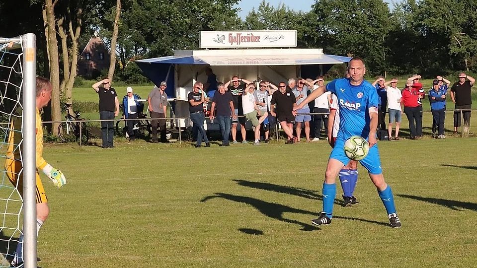 Axel Klintworth (rechts, SV Ahlerstedt/Ottendorf) gehört bei den Herren Ü50 noch immer zu den besten Fußballern. 