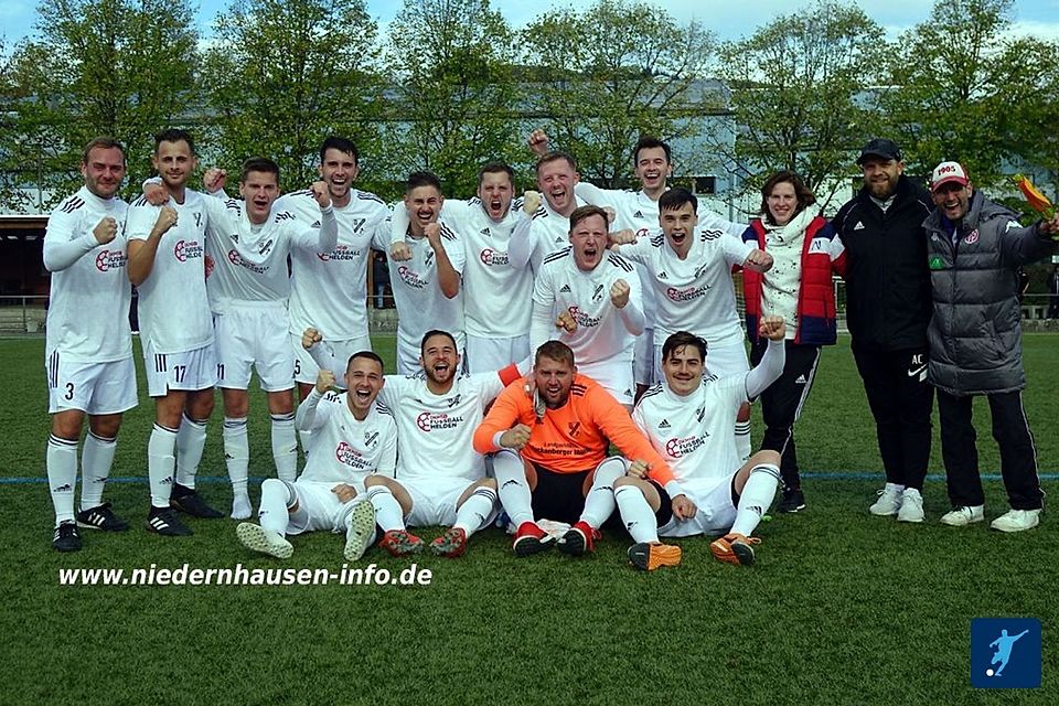 Benedikt Blumschein (zweiter von links, Nummer 17) und der FC Naurod II tragen die DKMS-gesponserten Trikots im Auswärtsspiel in Niedernhausen erstmals
