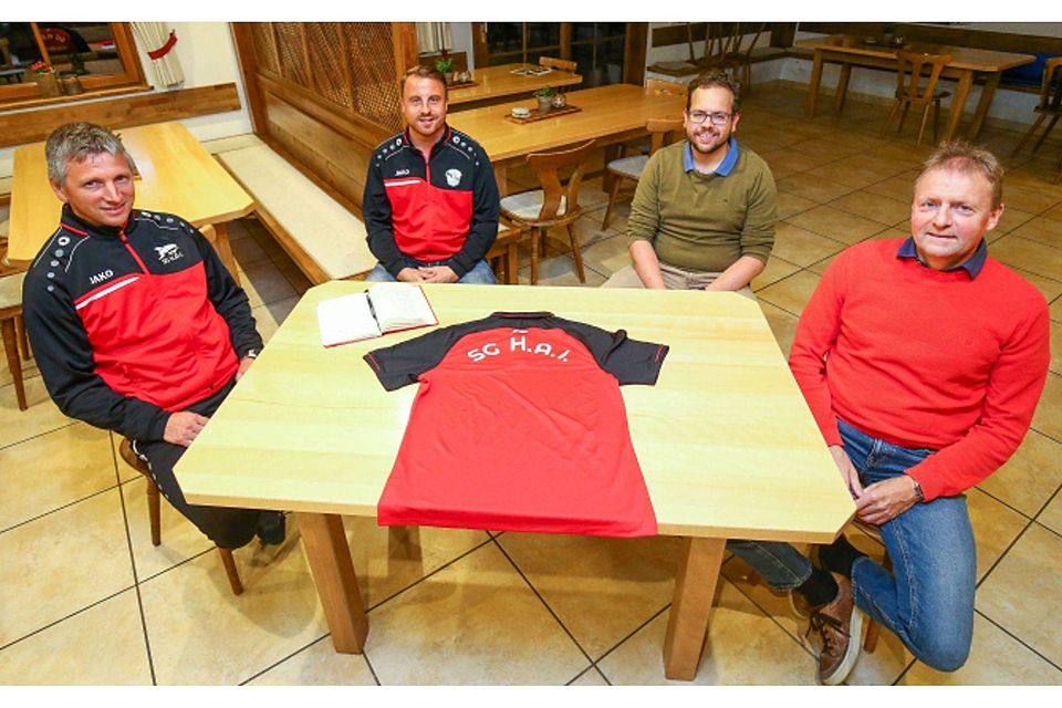 Ein Tisch, ein Trikot, eine Idee: die Macher der SG H.A.I. (von links) Stefan Streicher (ASV Antdorf), Oliver Groß (TSV Iffeldorf), Dominik Üblacker und Jürgen Radiske (beide ASV Habach).