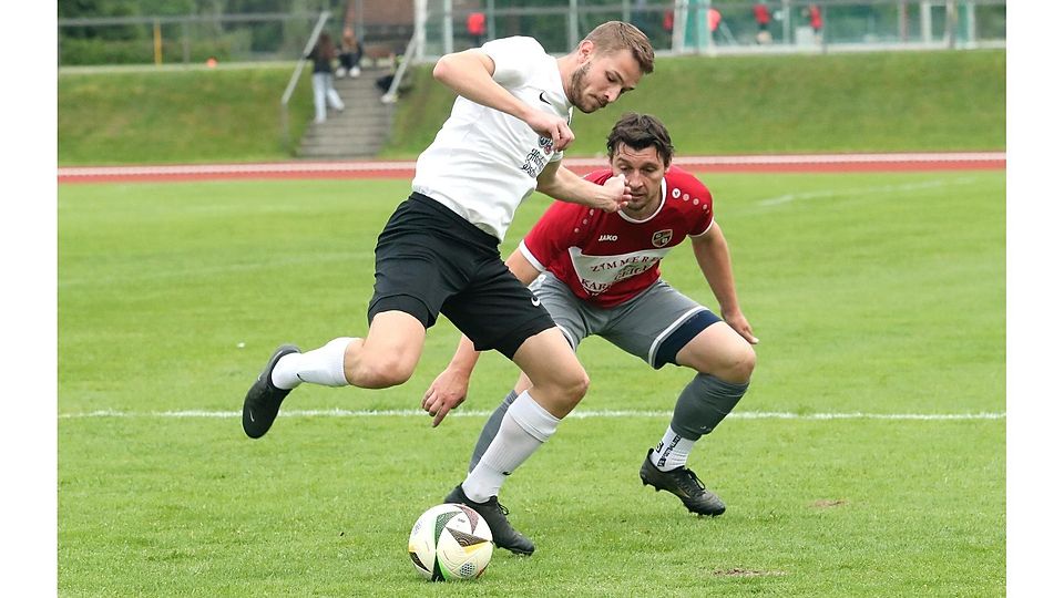 Fußball Saison 2024/25 TSV Peißenberg (in Weiß, hier Philipp Solleder) vs FC Wildsteig/Rottenbuch (hier Martin Hennebach)