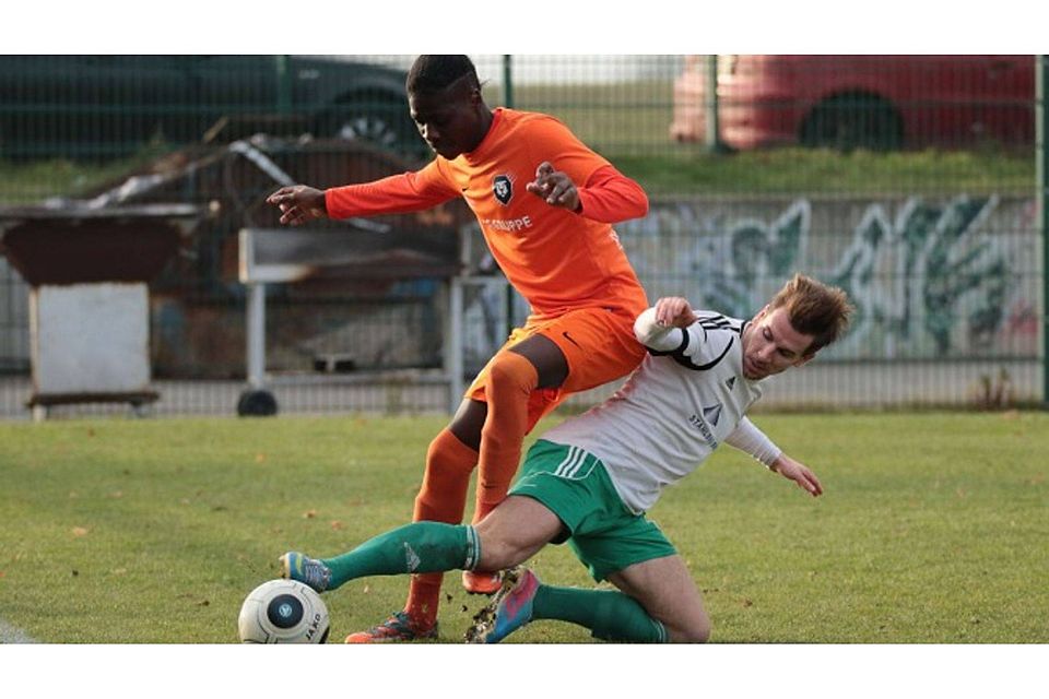 Bocar Djumo (oranges Trikot) wechselt vom FC International Leipzig zum FC Oberlausitz Neugersdorf F: Kölbel
