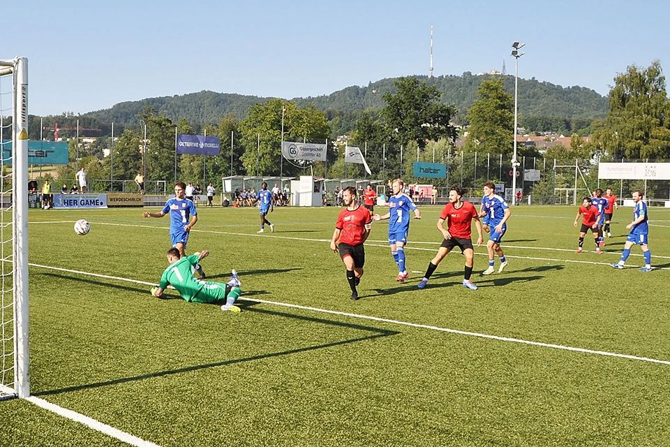 WB-Stürmer Veljko Vukasinovic (rechts) trifft mit seinem Kopfball zum 2:2-Ausgleich. 