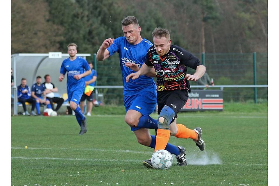 Ausgebremst hat die GSV Breitenbrunn (links Erik Ehrhardt) in der B-Liga den TSV Bullau (Philipp Ihrig).	Foto: Herbert Krämer