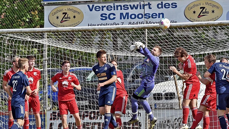 Hatte jede Menge zu tun: Finsings Keeper Niklas Weiß hier gegen Moosens Maxi Bauer (5.v.l.).