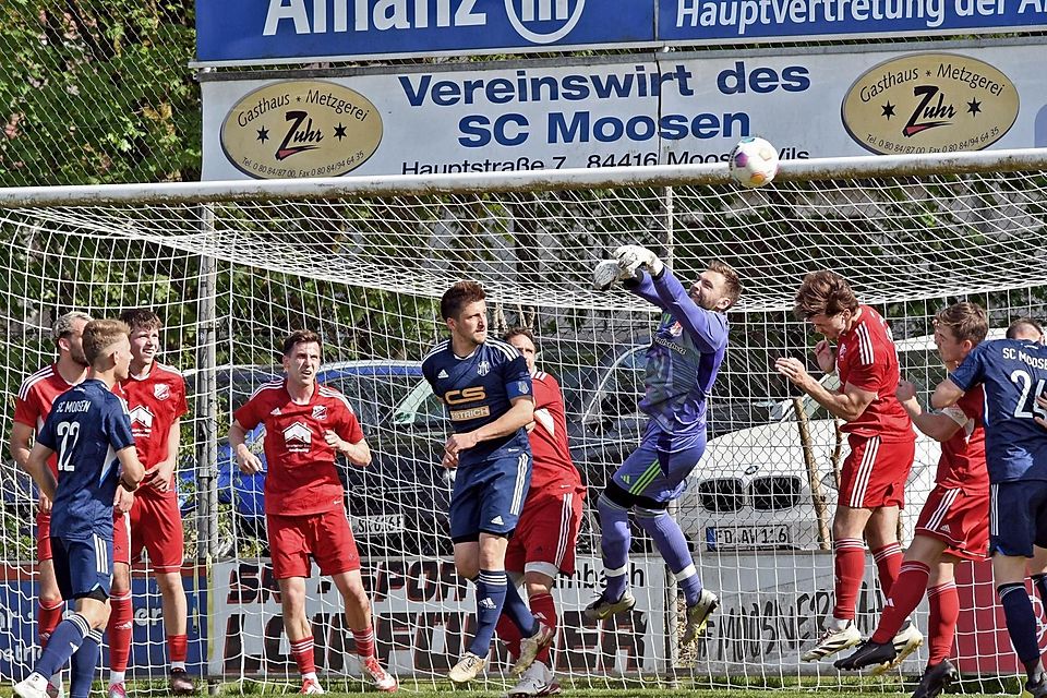 Hatte jede Menge zu tun: Finsings Keeper Niklas Weiß hier gegen Moosens Maxi Bauer (5.v.l.).