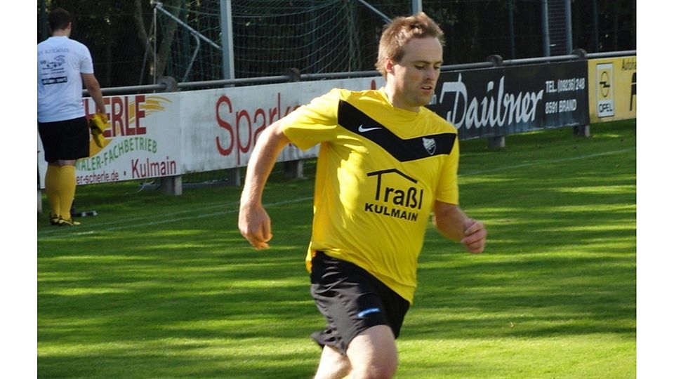 Bild zeigt den Stürmer Tobias Lehner vom SV Kulmain II im Spiel gegen den TSV Krummennaab. Er schoß drei Tore beim 5:1 Heimsieg gegen den TSV Krummennaab. Foto: Christof Bartl