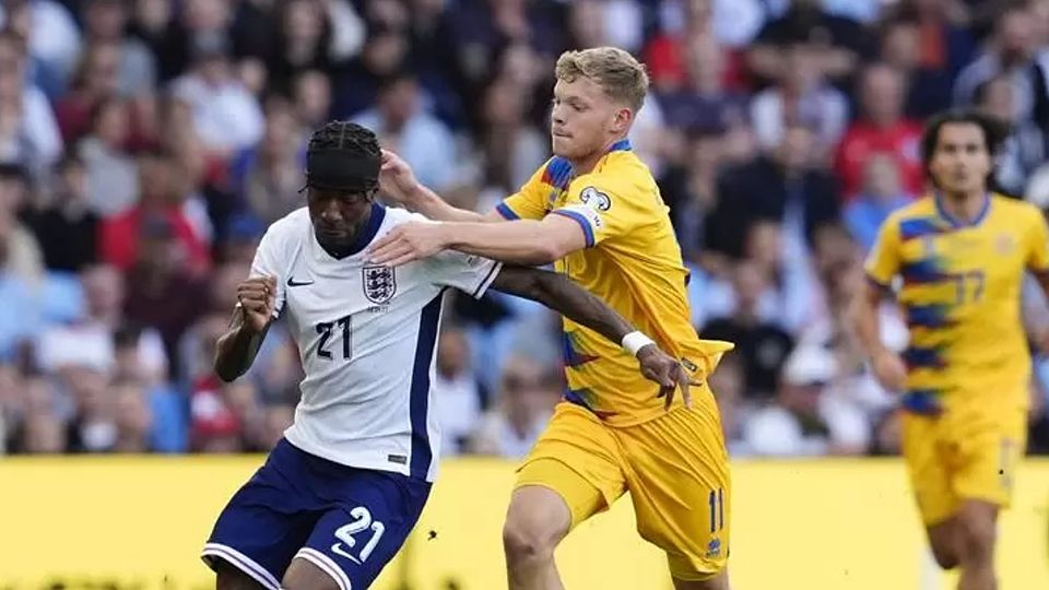 Pau Babot (rechts) im Duell mit Englands Noni Madueke.